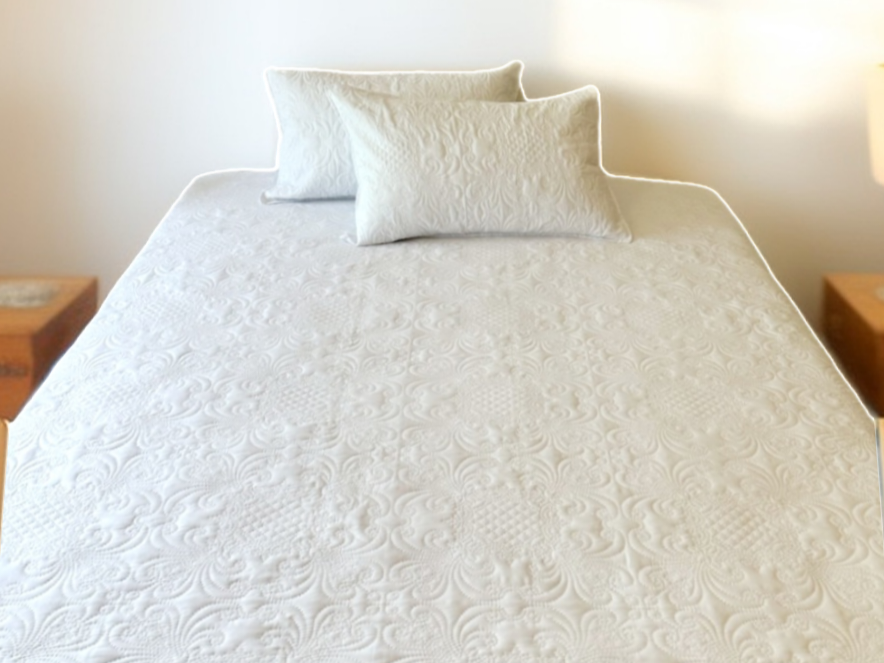 Бяло луксозно покривало за легло 